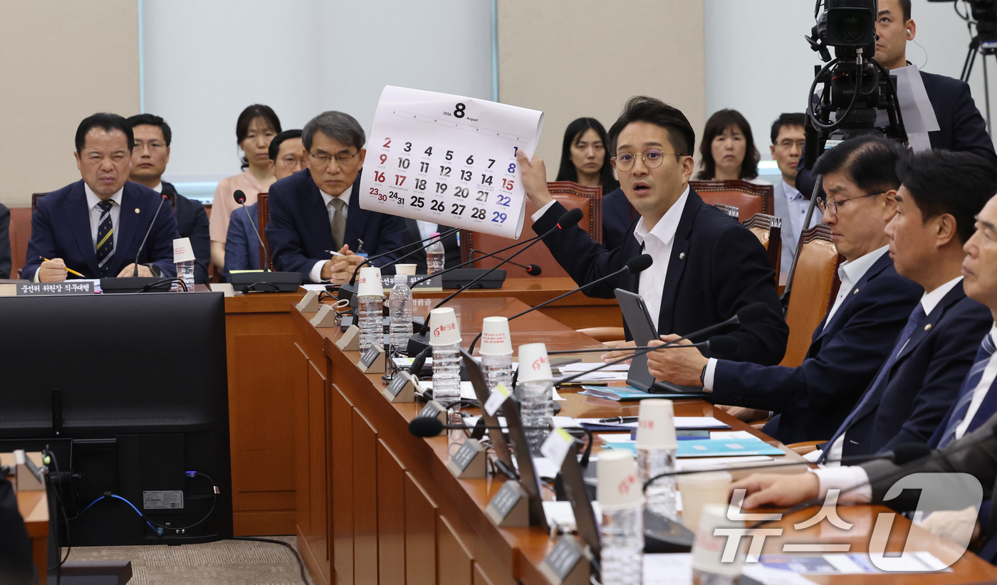 (서울=뉴스1) 황기선 기자 = 전용기 더불어민주당 의원이 10일 오후 서울 여의도 국회에서 열린 제9회 전국동시 지방선거 투표용지 부족사태 등 국민참정권 침해 진상규명 및 선거관 …