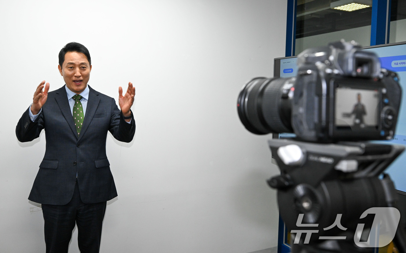(서울=뉴스1) 이종수 기자 = 오세훈 서울시장이 10일 서울 마포구 서울창업허브 공덕에서 열린 '청년 AI 스타트업 간담회'에 앞서 AI 아바타 제작 설명을 듣고 있다. (공동취 …