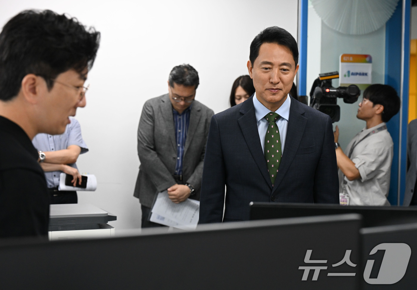 (서울=뉴스1) 이종수 기자 = 오세훈 서울시장이 10일 서울 마포구 서울창업허브 공덕에서 열린 '청년 AI 스타트업 간담회'에 앞서 청년 AI 콘텐츠 제작 업체를 둘러보고 있다. …