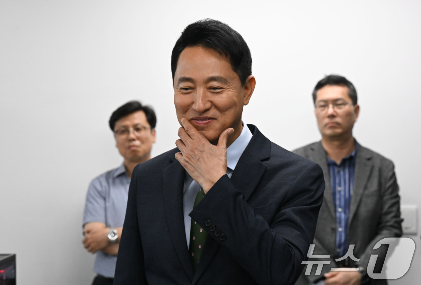 (서울=뉴스1) 이종수 기자 = 오세훈 서울시장이 10일 서울 마포구 서울창업허브 공덕에서 열린 '청년 AI 스타트업 간담회'에 앞서 청년 AI 콘텐츠 제작 업체를 방문하고 있다. …