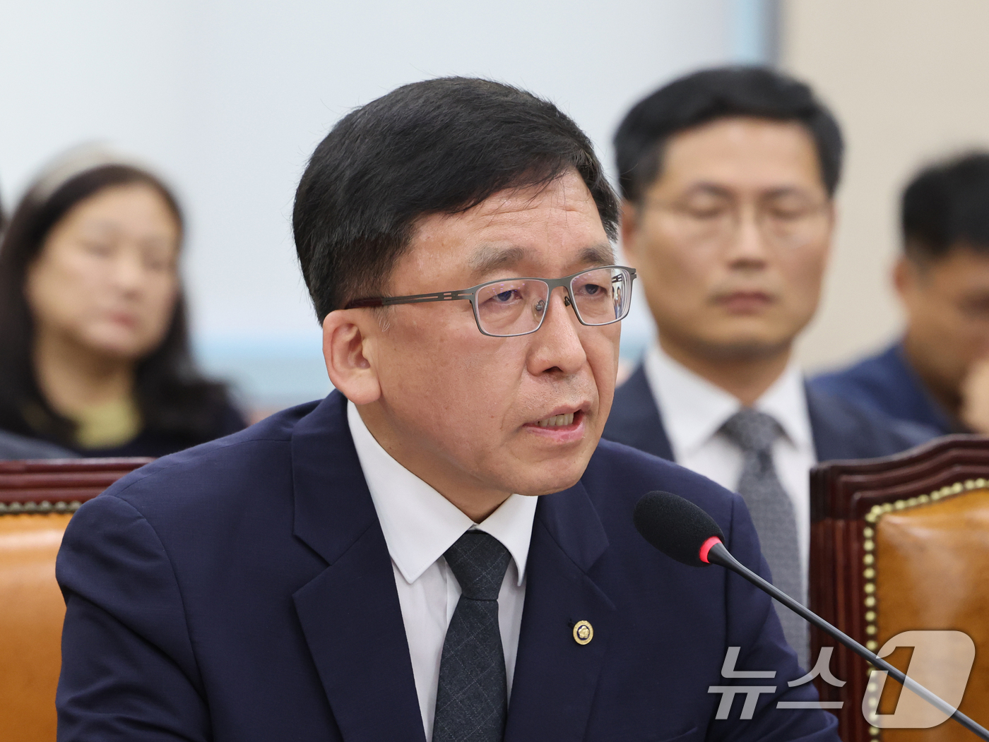 (서울=뉴스1) 황기선 기자 = 강동완 선관위 사무총장 직무대리가 10일 오후 서울 여의도 국회에서 열린 제9회 전국동시 지방선거 투표용지 부족사태 등 국민참정권 침해 진상규명 및 …