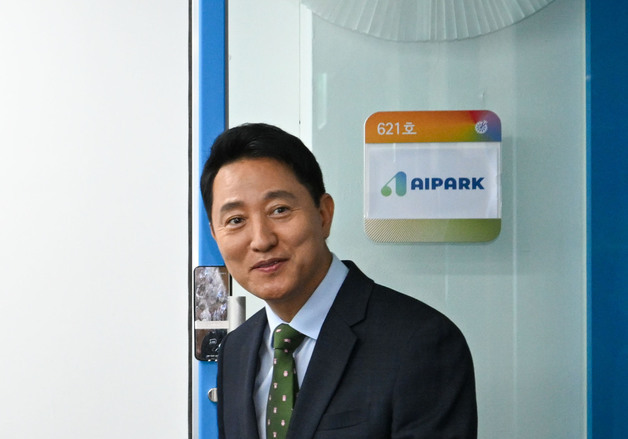 청년 AI 스타트업 둘러보는 오세훈 서울시장