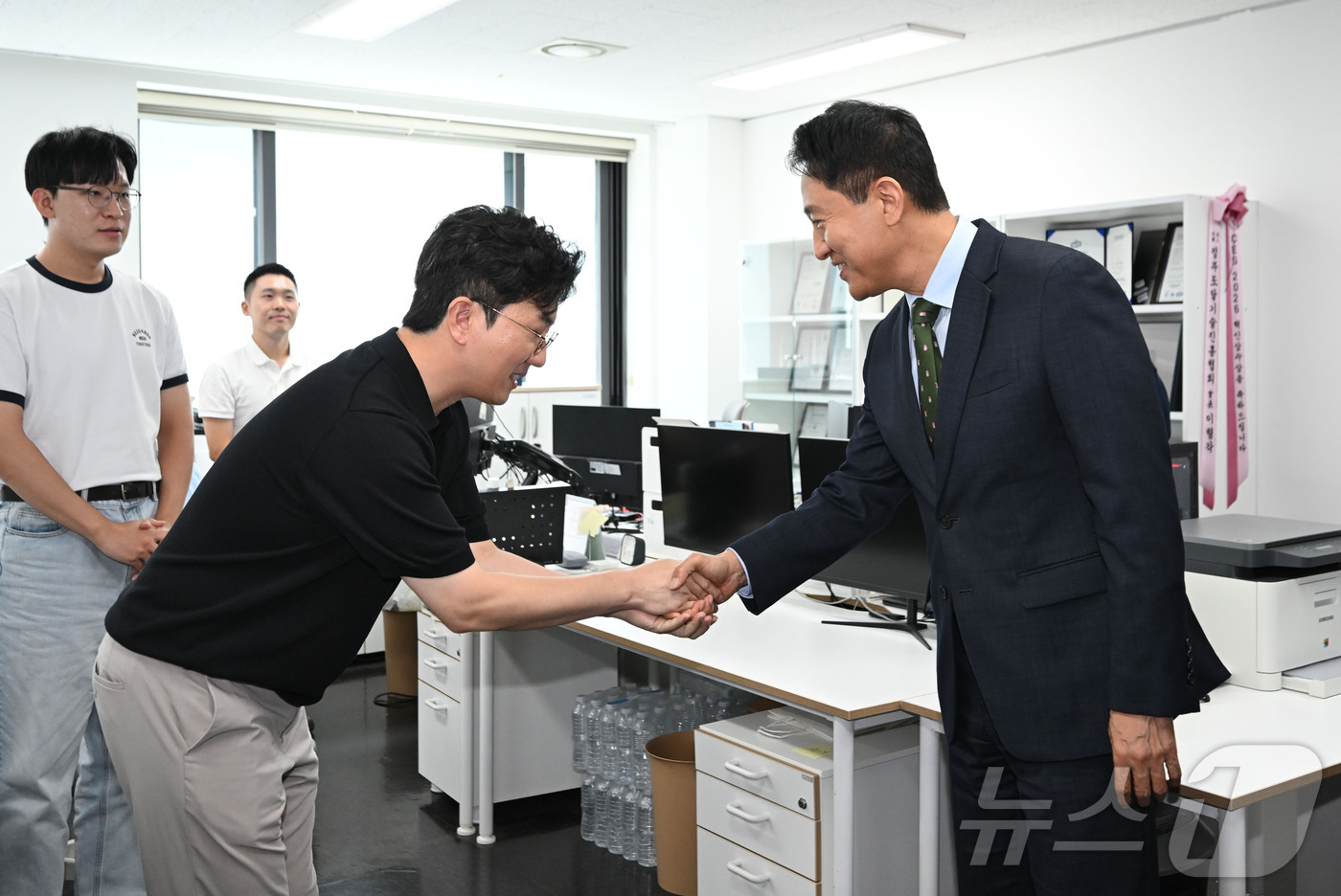 (서울=뉴스1) 이종수 기자 = 오세훈 서울시장이 10일 서울 마포구 서울창업허브 공덕에서 열린 '청년 AI 스타트업 간담회'에 앞서 청년 AI 콘텐츠 제작 업체를 대표와 인사를 …
