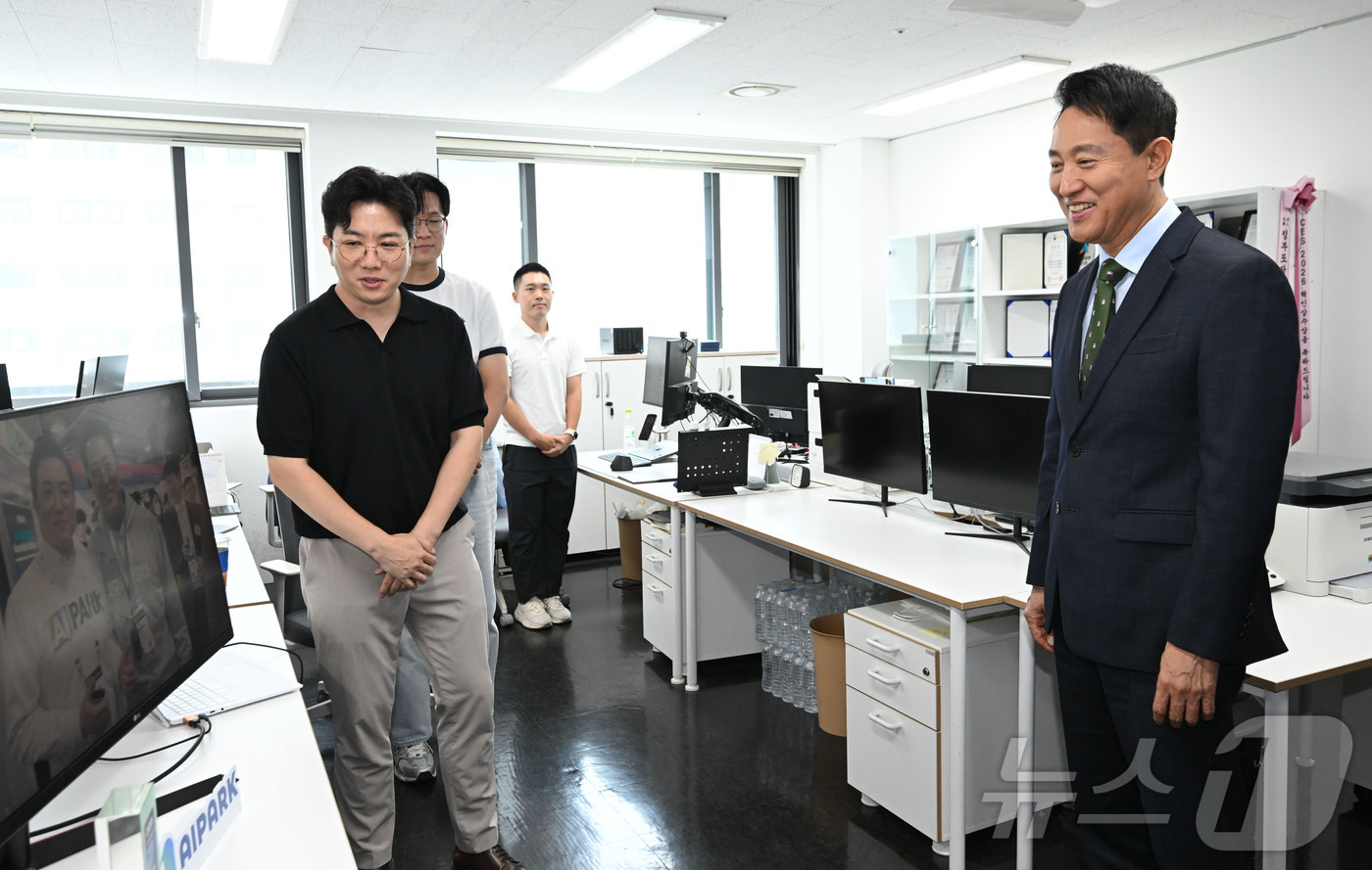 (서울=뉴스1) 이종수 기자 = 오세훈 서울시장이 10일 서울 마포구 서울창업허브 공덕에서 열린 '청년 AI 스타트업 간담회'에 앞서 청년 AI 콘텐츠 제작 업체를 둘러보고 있다. …