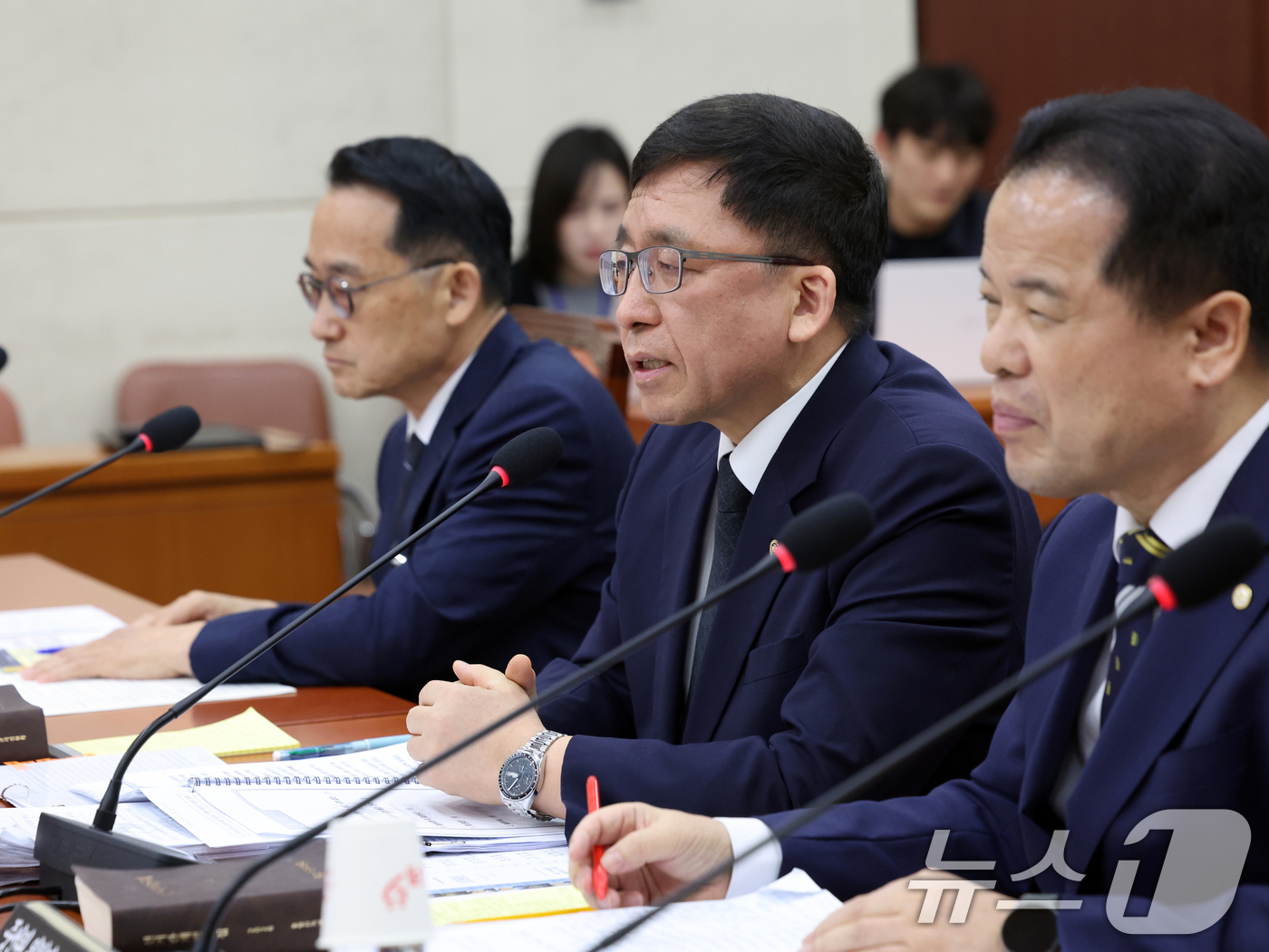(서울=뉴스1) 황기선 기자 = 강동완 선관위 사무총장 직무대리가 10일 오후 서울 여의도 국회에서 열린 제9회 전국동시 지방선거 투표용지 부족사태 등 국민참정권 침해 진상규명 및 …