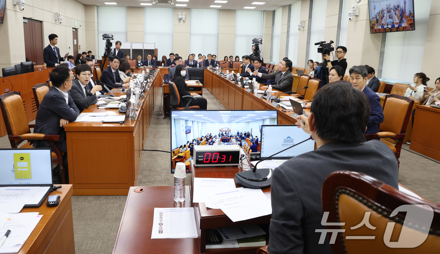 (서울=뉴스1) 황기선 기자 = 국조특위 여·야 의원들이 10일 오후 서울 여의도 국회에서 열린 제9회 전국동시 지방선거 투표용지 부족사태 등 국민참정권 침해 진상규명 및 선거관리 …
