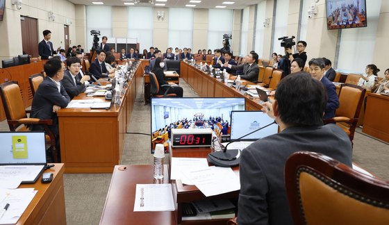 여·야의원에게 '올공 재검표 일정' 관련 항의 받는 윤상현 위원장