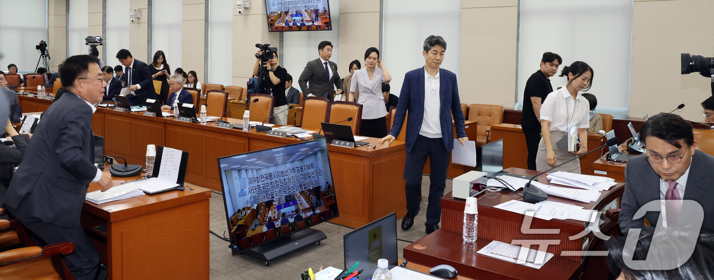 (서울=뉴스1) 황기선 기자 = 국조특위 여·야 의원들이 10일 오후 서울 여의도 국회에서 열린 제9회 전국동시 지방선거 투표용지 부족사태 등 국민참정권 침해 진상규명 및 선거관리 …