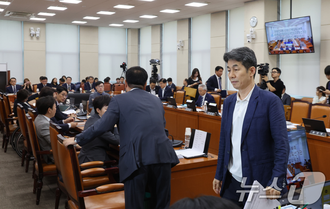 (서울=뉴스1) 황기선 기자 = 국조특위 여·야 의원들이 10일 오후 서울 여의도 국회에서 열린 제9회 전국동시 지방선거 투표용지 부족사태 등 국민참정권 침해 진상규명 및 선거관리 …