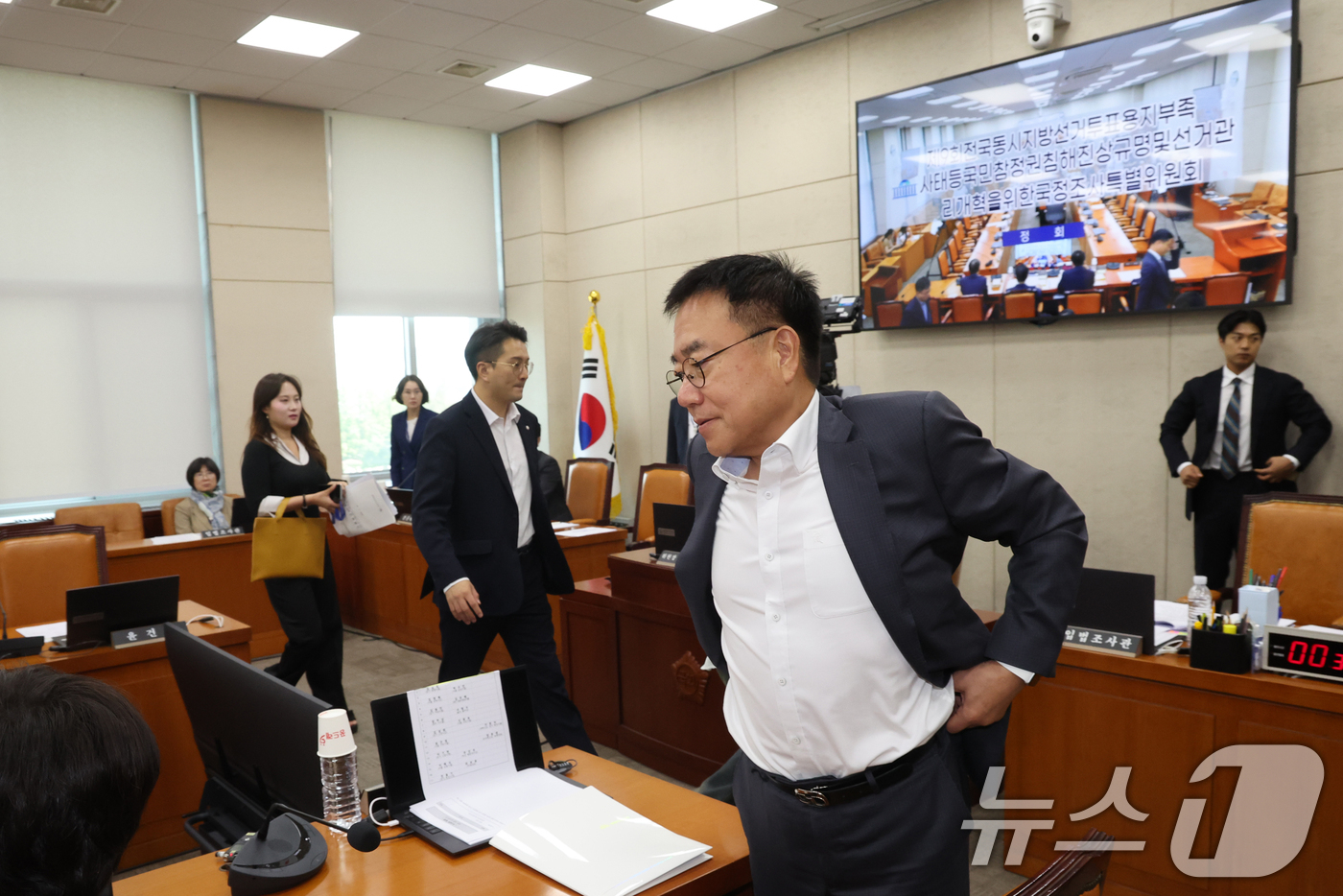 (서울=뉴스1) 황기선 기자 = 국조특위 여·야 의원들이 10일 오후 서울 여의도 국회에서 열린 제9회 전국동시 지방선거 투표용지 부족사태 등 국민참정권 침해 진상규명 및 선거관리 …