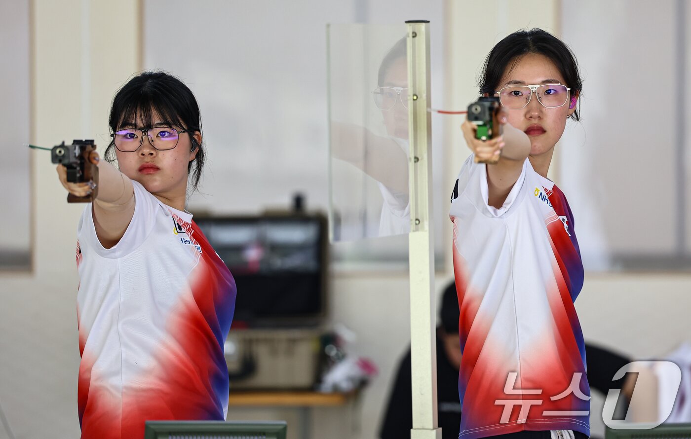 본문 이미지 - 2026 아이치-나고야 아시안게임 사격 국가대표 오예진(왼쪽)과 양지인이 10일 충북 진천군 진천국가대표선수촌에서 훈련을 하고 있다. 2026.8.10 ⓒ 뉴스1 김도우 기자