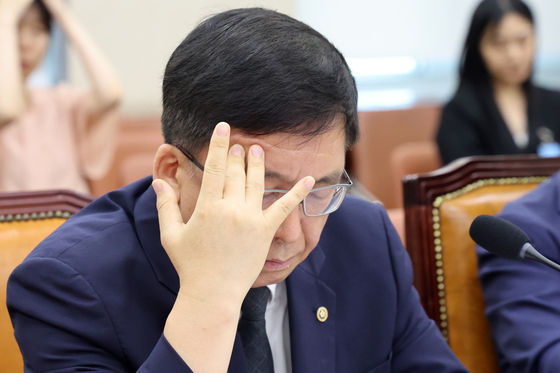 생각에 잠긴 강동완 선관위 사무총장 직무대리