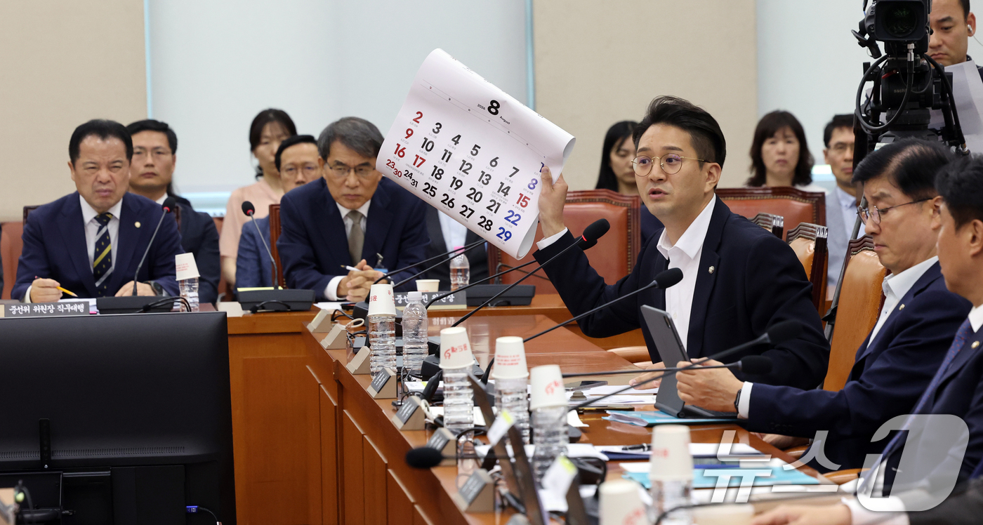 (서울=뉴스1) 황기선 기자 = 전용기 더불어민주당 의원이 10일 오후 서울 여의도 국회에서 열린 제9회 전국동시 지방선거 투표용지 부족사태 등 국민참정권 침해 진상규명 및 선거관 …