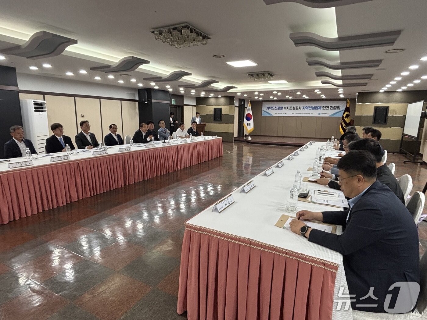 본문 이미지 - 10일 열린 '가덕도신공항 부지조성공사 지역건설업계 현안 간담회' 모습 2026.8.10 ⓒ 뉴스1 홍윤 기자