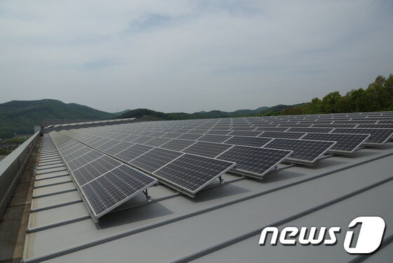 본문 이미지 - 신성이엔지 용인공장 옥상에 설치된 태양광 패널 ⓒ News1