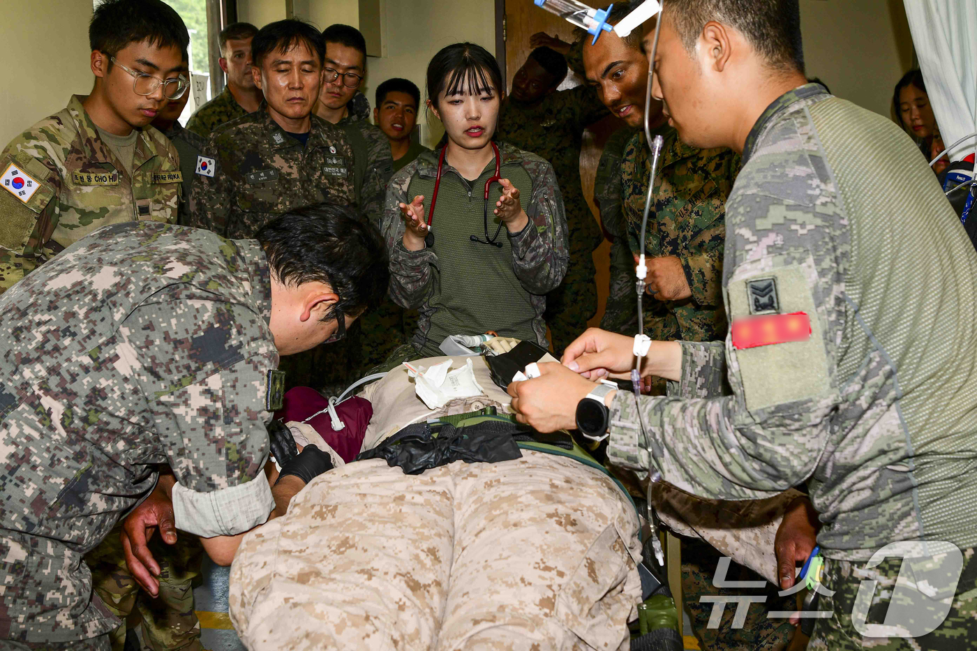 (포항=뉴스1) 최창호 기자 = 해병대 1사단이 미 해병대 3사단 의무대대와 경기도 포천 로드리게스 훈련장에서 KMEP연합의무훈련을 실시했다고 10일 밝혔다.이번 훈련은 한·미 해 …