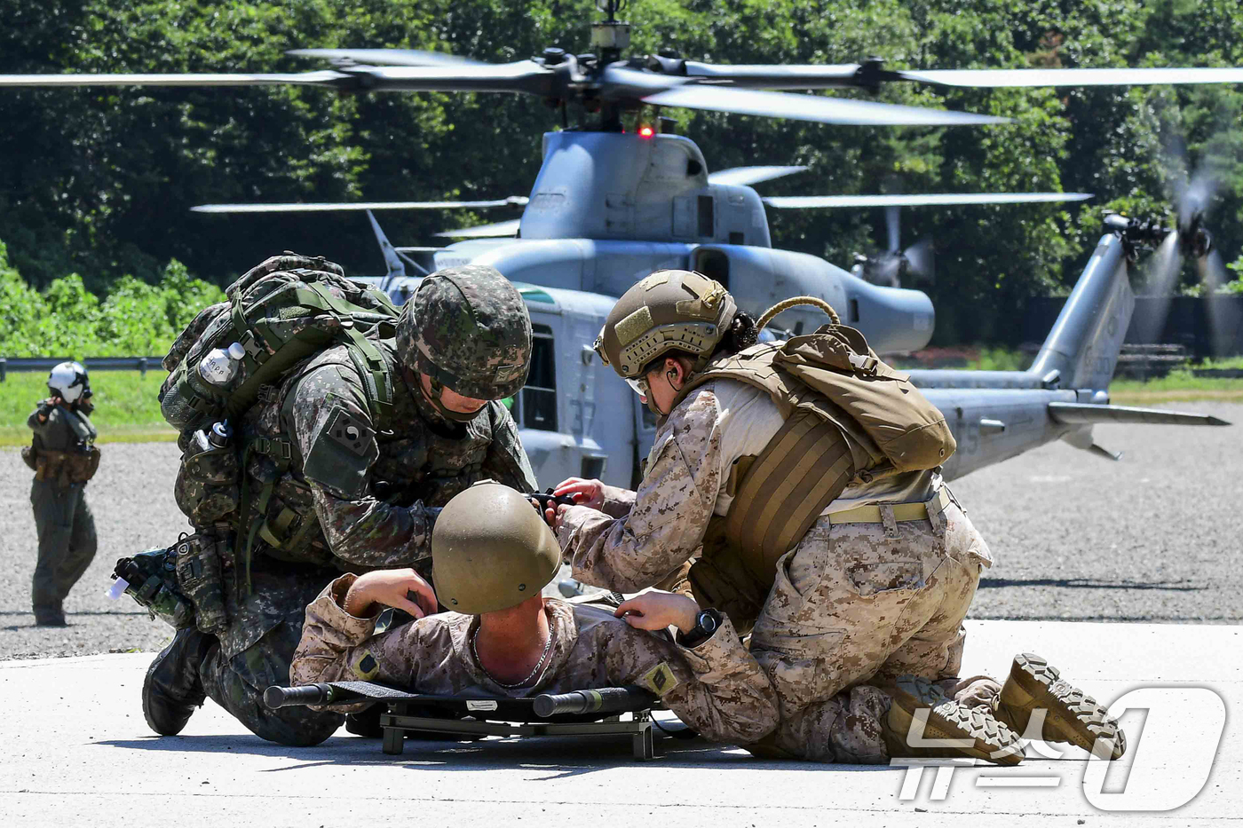 (포항=뉴스1) 최창호 기자 = 해병대 1사단이 미 해병대 3사단 의무대대와 경기도 포천 로드리게스 훈련장에서 KMEP연합의무훈련을 실시했다고 10일 밝혔다.이번 훈련은 한·미 해 …