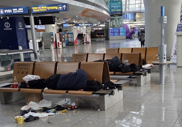 갈 곳 없는 노숙인, 보낼 곳 없는 공항…현장 직원들만 골머리