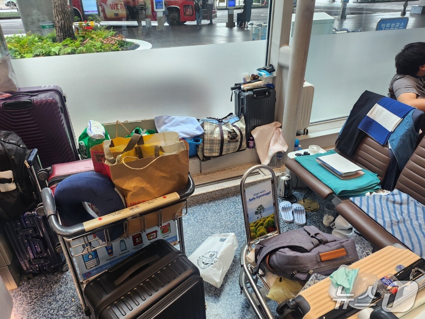 본문 이미지 - 인천국제공항 여객터미널에서 장기 체류 중인 노숙인들의 짐.(독자 제공)2026.8.10/뉴스1