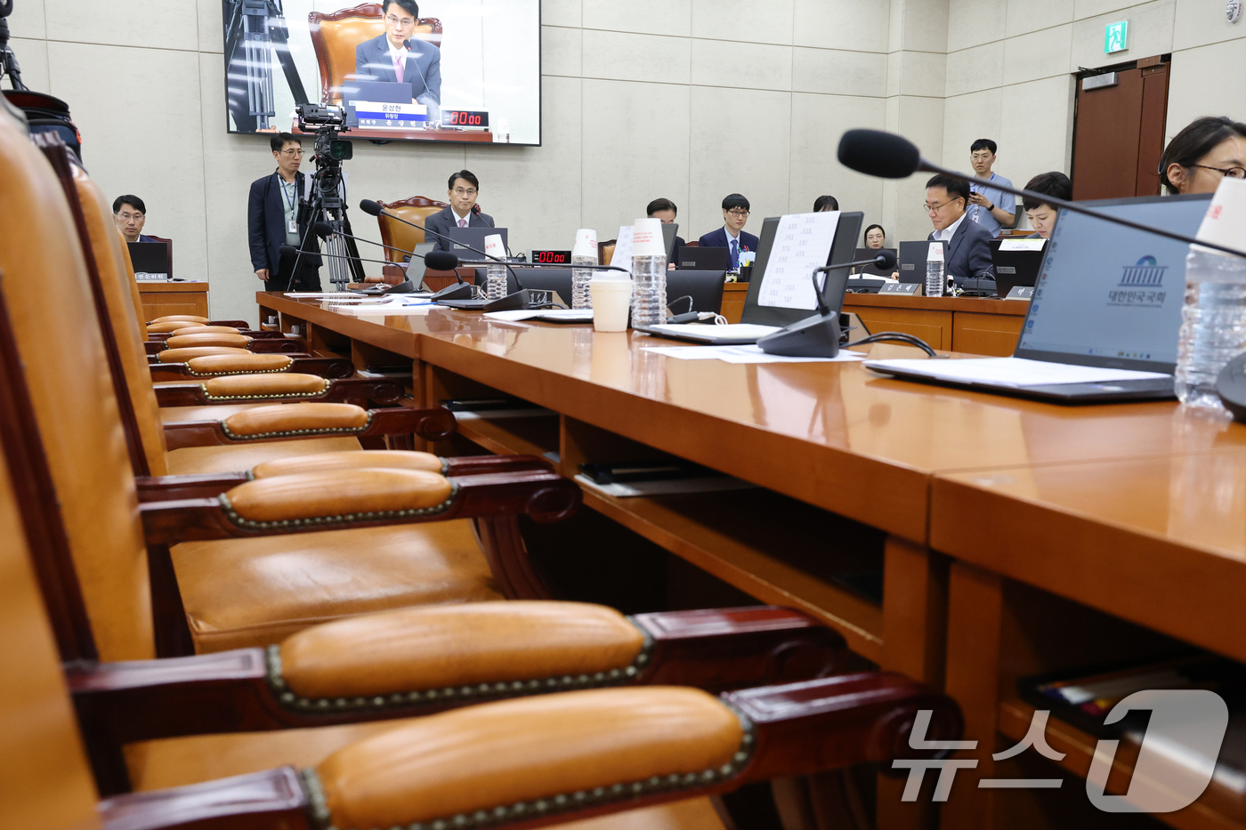 (서울=뉴스1) 황기선 기자 = 10일 오후 서울 여의도 국회에서 열린 제9회 전국동시 지방선거 투표용지 부족사태 등 국민참정권 침해 진상규명 및 선거관리 개혁을 위한 국정조사특별 …