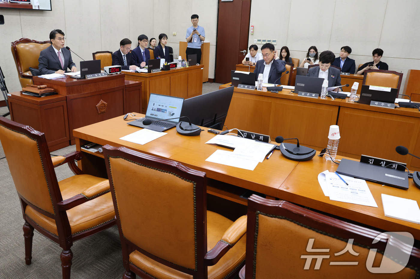 (서울=뉴스1) 황기선 기자 = 10일 오후 서울 여의도 국회에서 열린 제9회 전국동시 지방선거 투표용지 부족사태 등 국민참정권 침해 진상규명 및 선거관리 개혁을 위한 국정조사특별 …