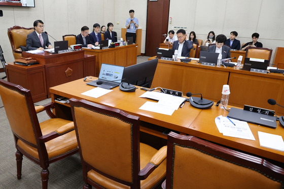 더불어민주당, 재검표 일정에 반발하며 청문회 불참