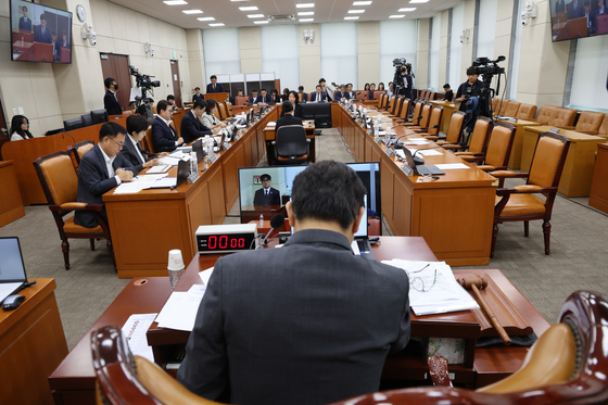 與 없이 진행되는 선관위 청문회