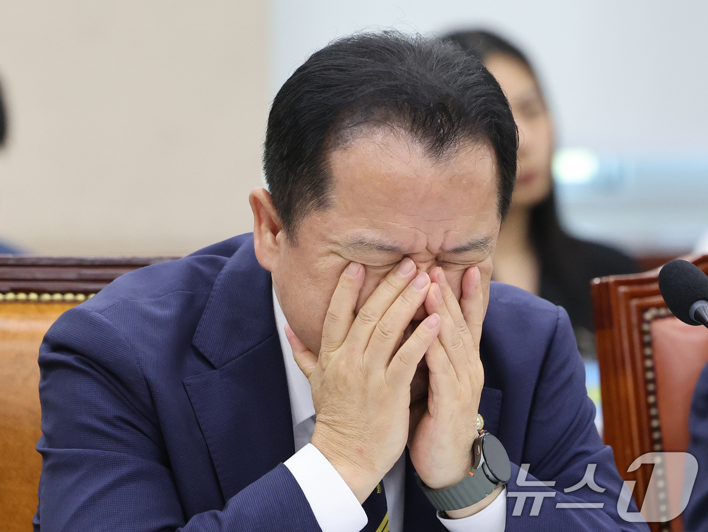(서울=뉴스1) 황기선 기자 = 위철환 선관위원장 직무대행이 10일 오후 서울 여의도 국회에서 열린 제9회 전국동시 지방선거 투표용지 부족사태 등 국민참정권 침해 진상규명 및 선거 …