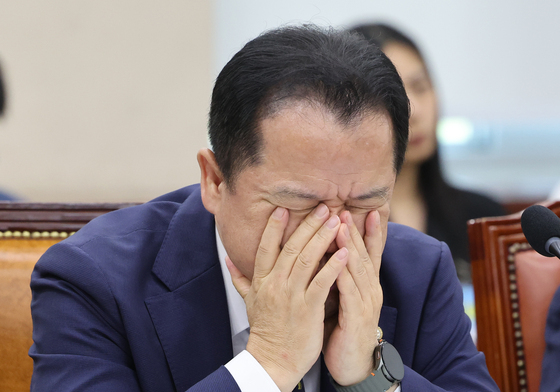 생각에 잠긴 위철환 선관위원장 직무대행