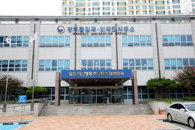 법무부 감찰 뜨자…광주출입국사무소 '단속 제외 의혹' 라이더 검거