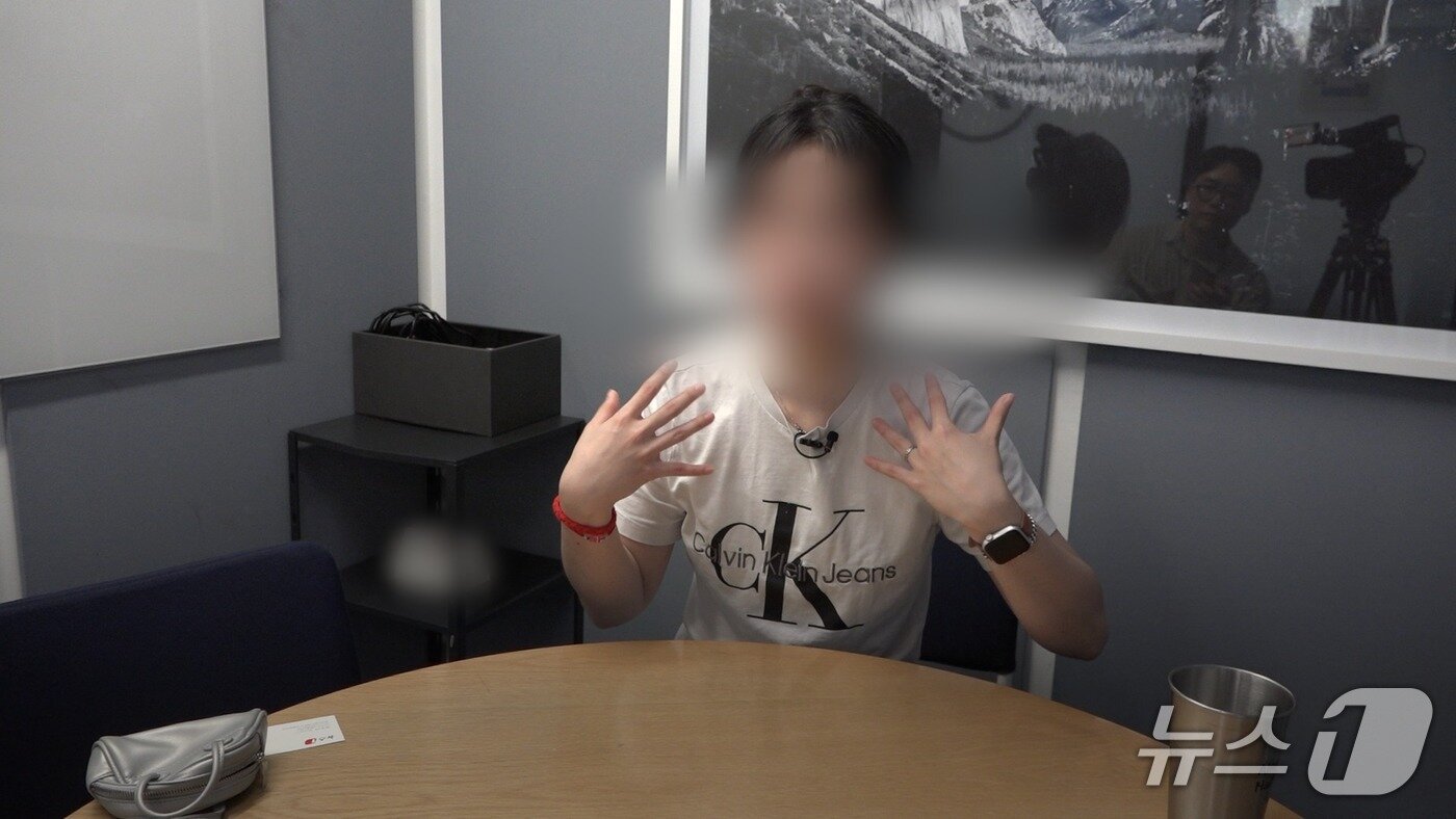 본문 이미지 - '부산 돌려차기 사건' 피해자 김진주(필명) 작가가 뉴스1과 인터뷰를 하고 있다. 2026.8.7./뉴스1