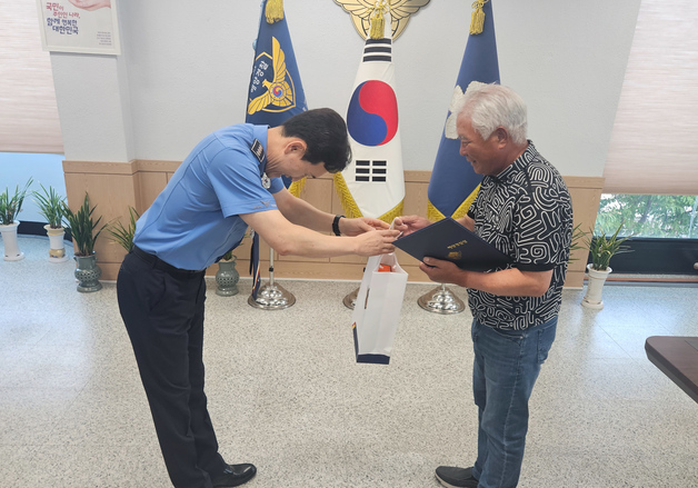 119차량 보고 자발적 출항…고성 해상서 표류자 구한 선장