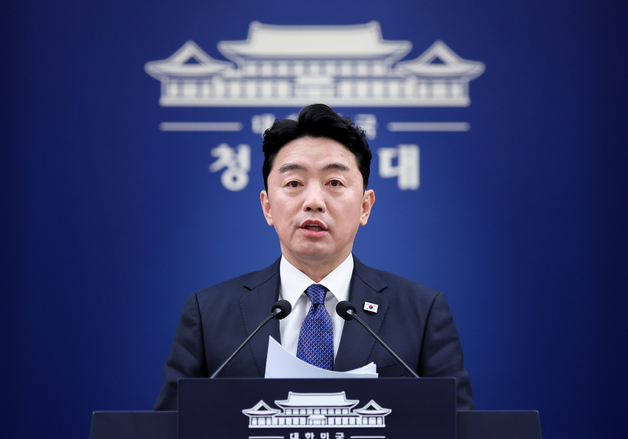 靑 "2028년까지 광주 군공항 이전…충청·영남 353조 투자 올해 착공"
