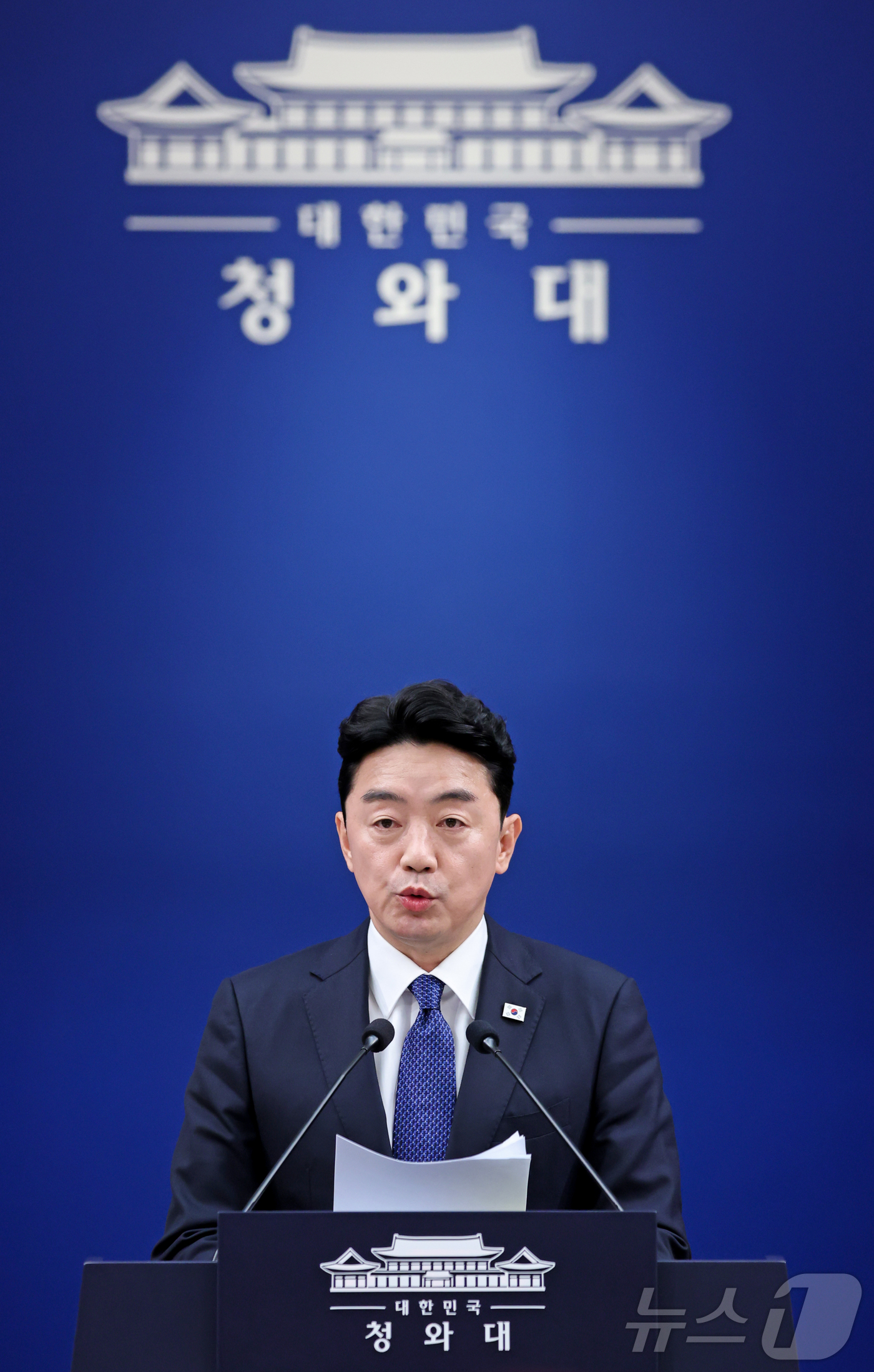 (서울=뉴스1) 허경 기자 = 강훈식 비서실장이 10일 청와대 춘추관에서 메가프로젝트 민관합동 점검회의 결과 관련 브리핑을 하고 있다. (청와대통신사진기자단)  2026.8.10/ …