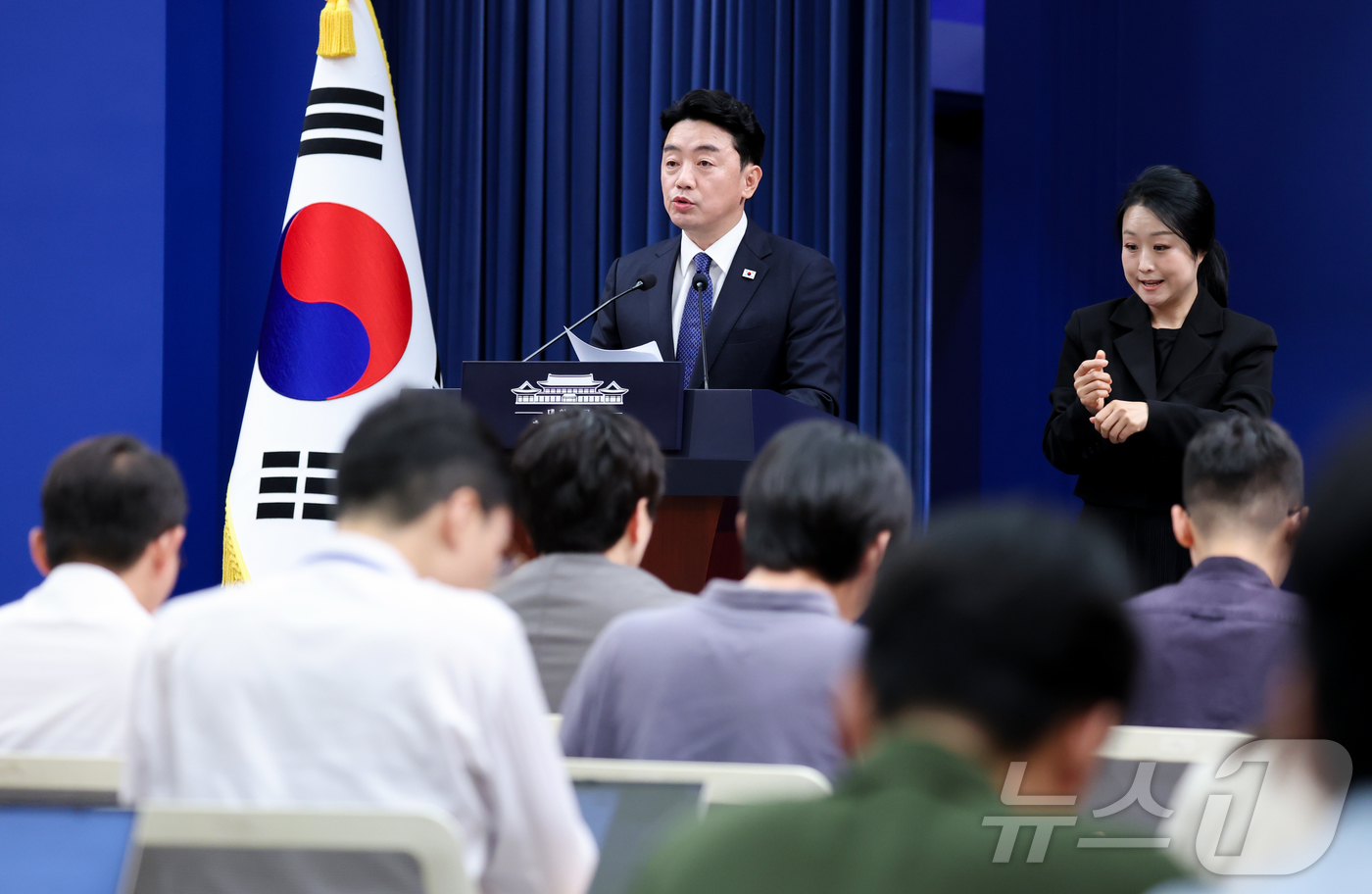(서울=뉴스1) 허경 기자 = 강훈식 비서실장이 10일 청와대 춘추관에서 메가프로젝트 민관합동 점검회의 결과 관련 브리핑을 하고 있다. (청와대통신사진기자단)  2026.8.10/ …