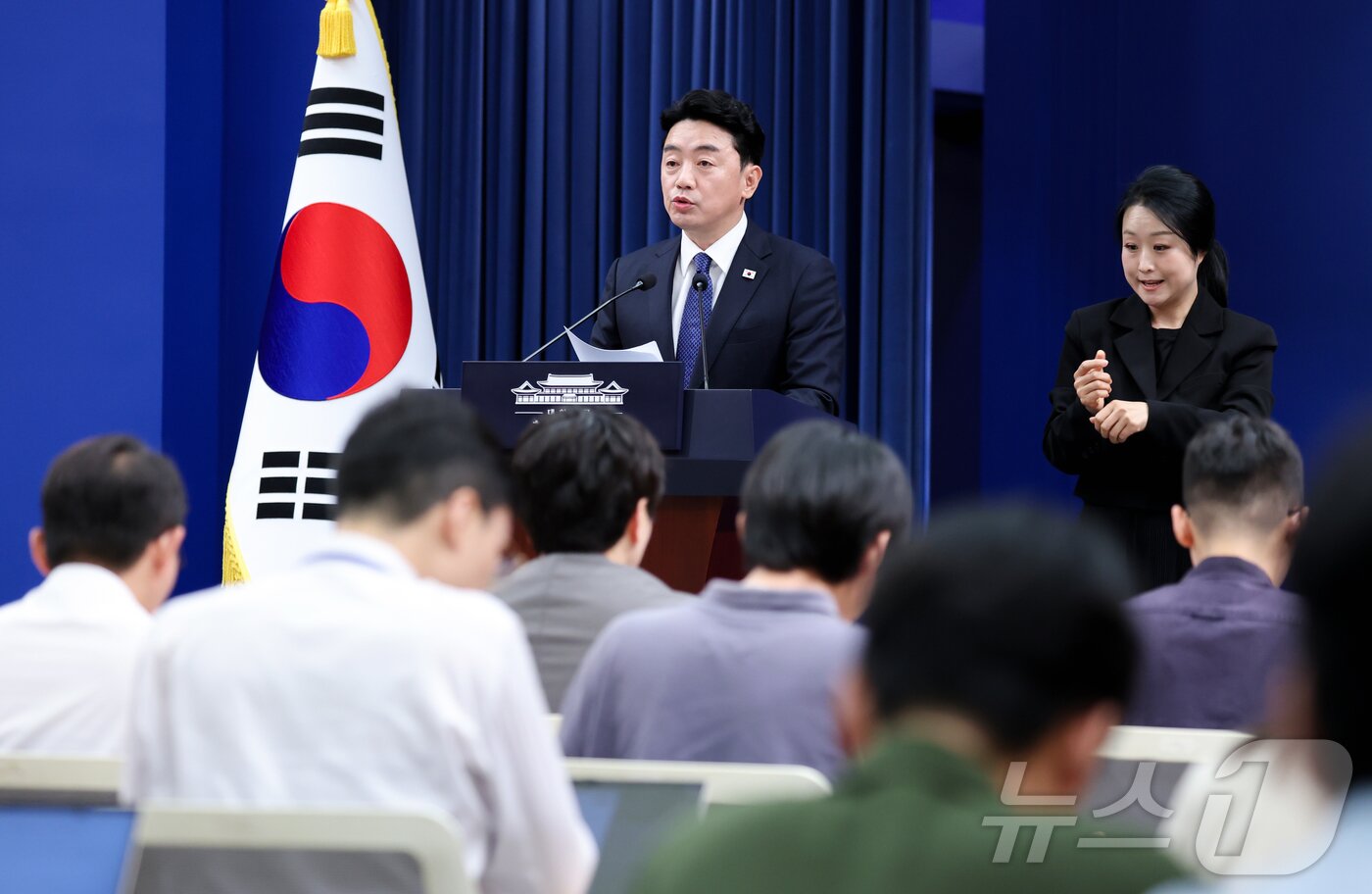 본문 이미지 - 강훈식 비서실장이 10일 청와대 춘추관에서 메가프로젝트 민관합동 점검회의 결과 관련 브리핑을 하고 있다. (청와대통신사진기자단) 2026.8.10 ⓒ 뉴스1 허경 기자