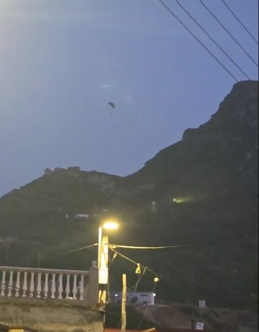 본문 이미지 - AUGC가 엑스(X)에 공개한 패러글라이딩을 이용한 세우타 밀입국 시도 장면. 2026.08.09