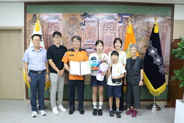 [영상] "어, 타는 냄새?"…수도호스 들고 큰불 막은 초등학생