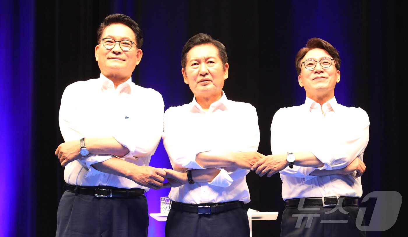 본문 이미지 - 전남광주통합특별시 서구 KBC 광주방송에서 10일 열린 더불어민주당 당대표 후보 TV 토론회에서 송영길·정청래·김민석 후보가 기념촬영을 하고 있다. 2026.8.10 ⓒ 뉴스1 안재영 기자