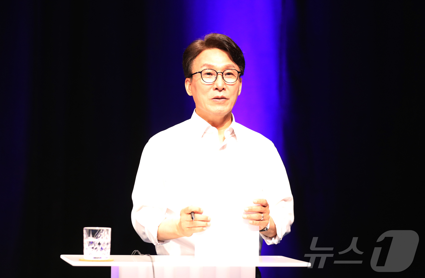 (광주=뉴스1) 안재영 기자 = 전남광주통합특별시 서구 KBC 광주방송에서 10일 열린 더불어민주당 당대표 후보 TV 토론회에서 김민석 후보가 발언하고 있다. 2026.8.10/뉴 …