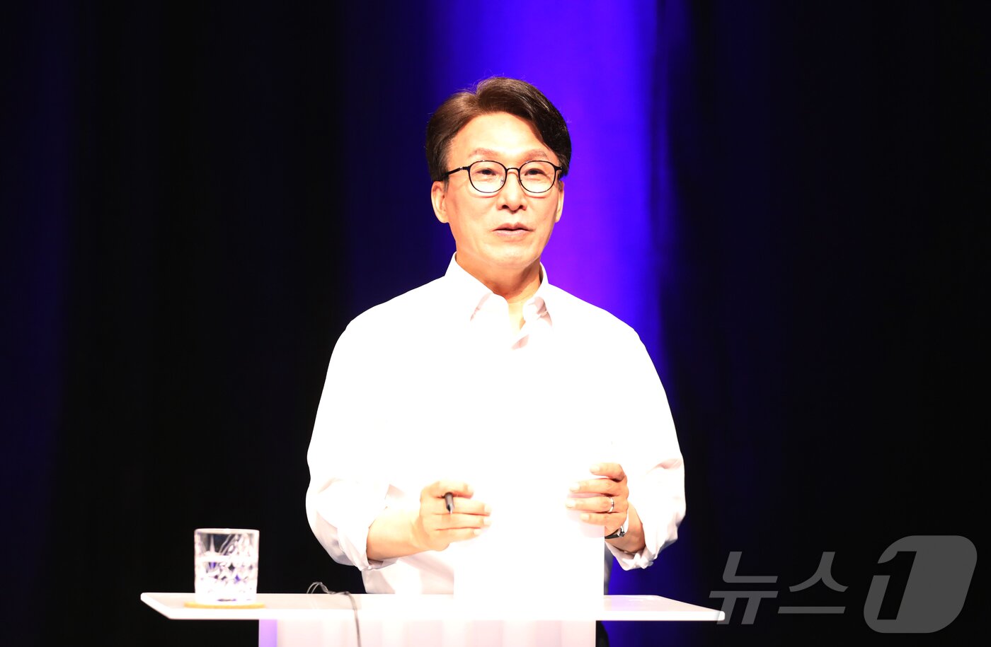 본문 이미지 - 전남광주통합특별시 서구 KBC 광주방송에서 10일 열린 더불어민주당 당대표 후보 TV 토론회에서 김민석 후보가 발언하고 있다. 2026.8.10 ⓒ 뉴스1 안재영 기자