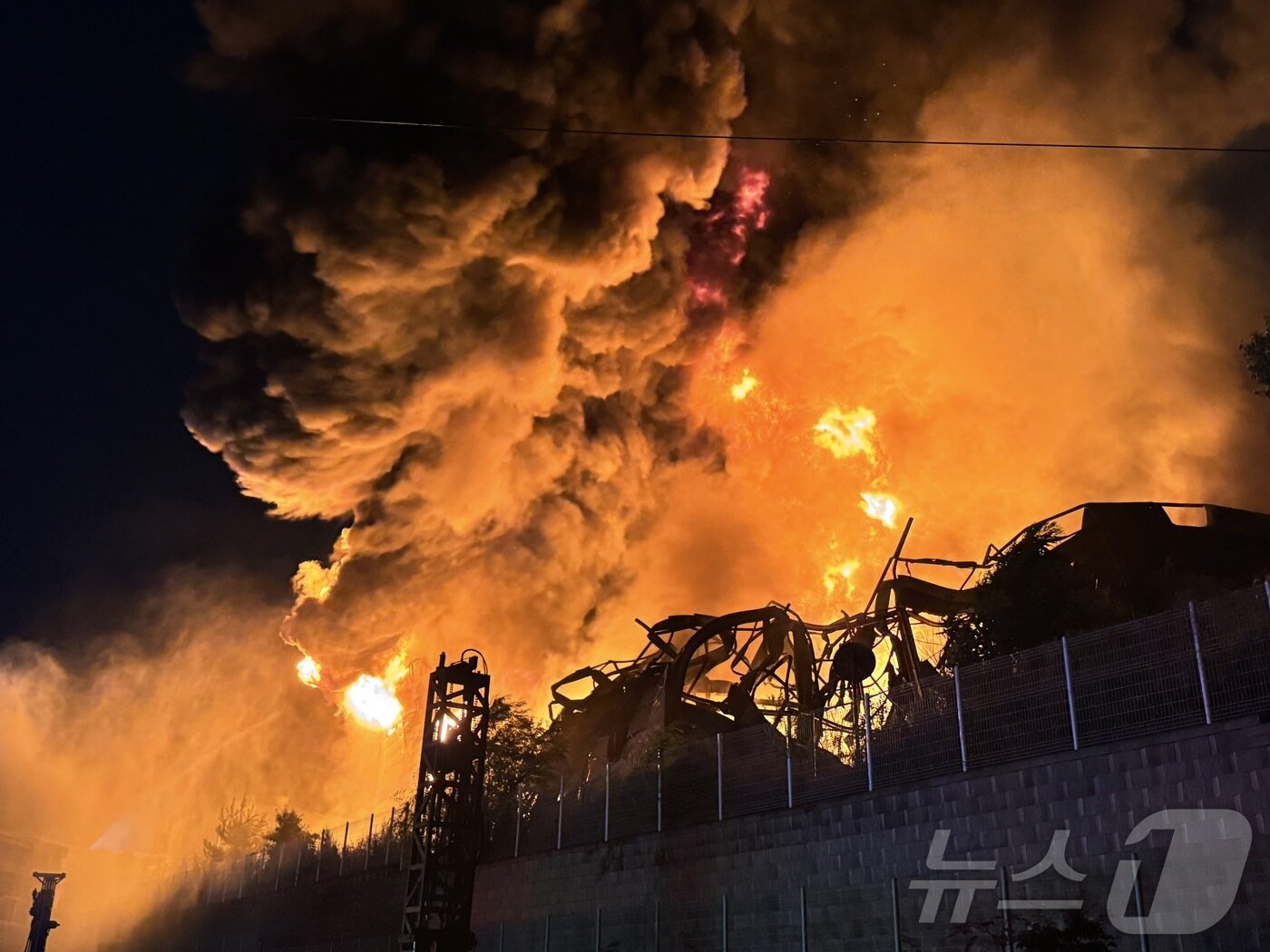 본문 이미지 - 11일 0시 3분께 경기 평택시 청북읍 토진리 한 위험물 보관 창고에서 큰불이 나고 있다. (경기도소방재난본부 제공. 재판매 및 DB 금지) 2026.8.11 ⓒ 뉴스1 김기현 기자