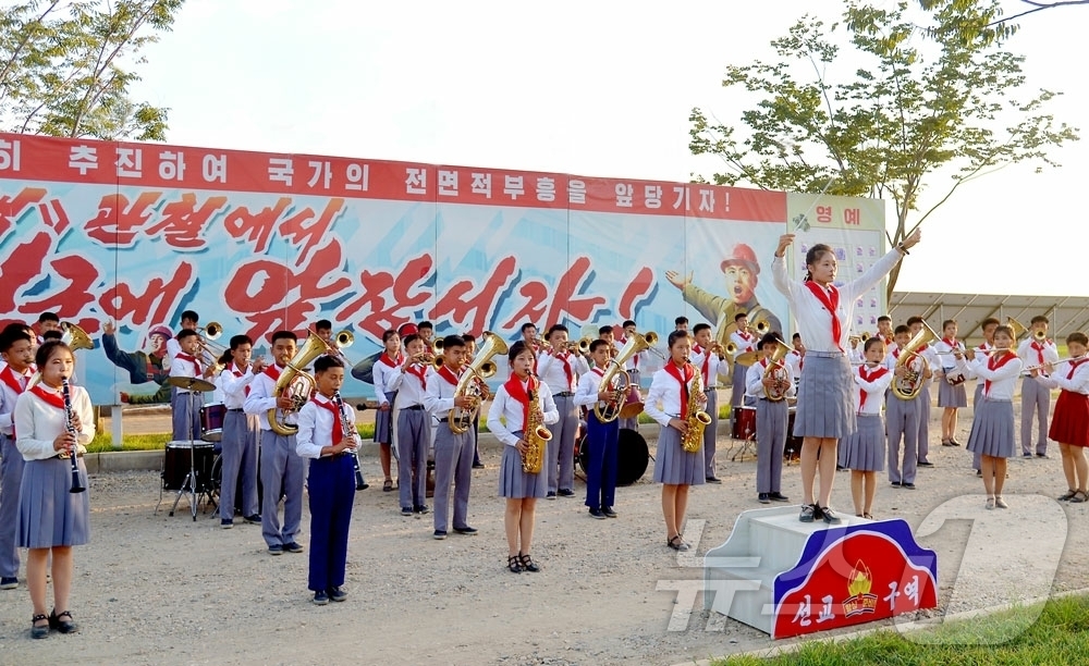 (평양 노동신문=뉴스1) = 북한 노동당 기관지 노동신문은 11일 평양시학생소년들의 취주악대 경연이 지난 10일 강남군 내 지방발전정책대상건설장에서 진행됐다고 보도했다. 이날 학생 …