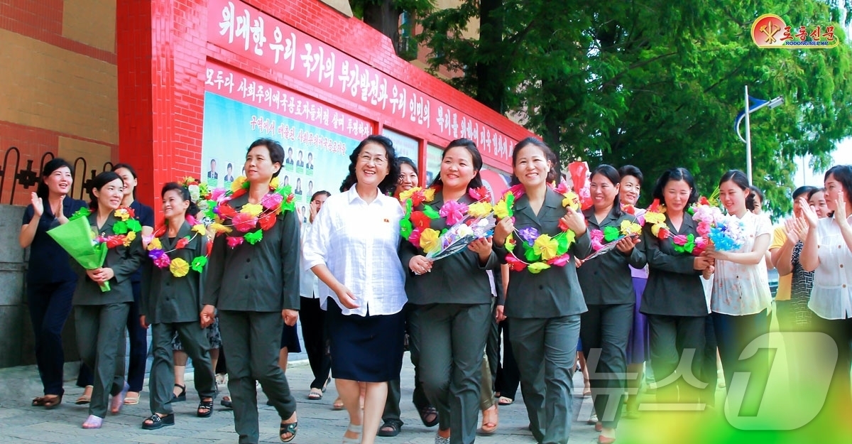 (평양 노동신문=뉴스1) = 북한 노동당 기관지 노동신문은 11일 "숭고한 공민적 자각을 안고 애국의 길을 변함없이 걸어가도록 고무해 주고 있다"며 중구역여맹위원회 소속 여맹원들의 …