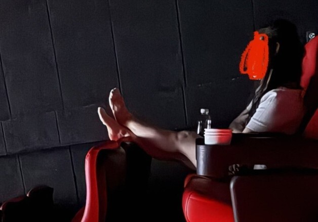 "앞에 사람 없다고 이래도 되나"…양말 벗고 발 올린 영화 관람객 '눈살'