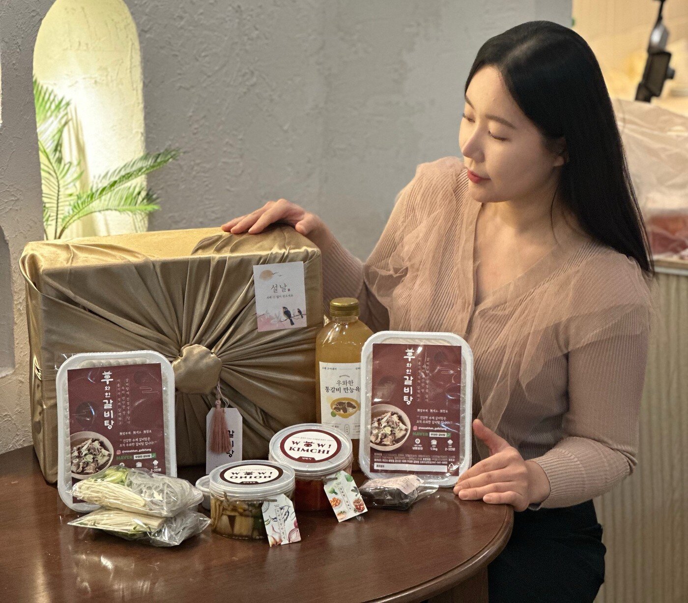 본문 이미지 - 정윤진 '우와한 갈비탕' 대표가 갈비탕 제품을 소개하고 있다.(충남도 제공. 재판매 및 DB금지)/뉴스1