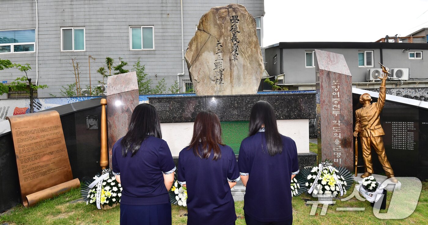본문 이미지 - 11일 오전 경북 포항시 북구 학산동 학도의용군 6·25전전비 앞에서 포항여고 학생들이 추모의 시간을 갖고 있다. 2026.8.11 ⓒ 뉴스1 최창호 기자