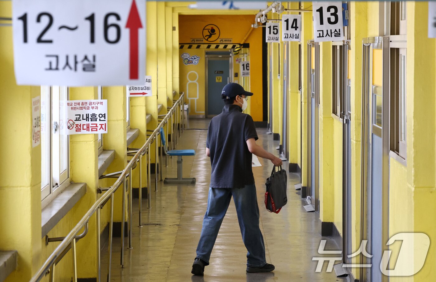 본문 이미지 - 11일 오전 서울 용산구 선린중학교에 마련된 2025년도 제2회 초등학교 졸업학력 검정고시 고사장에서 수험생들이 고사장으로 향하고 있다. 2026.8.11 ⓒ 뉴스1 최지환 기자
