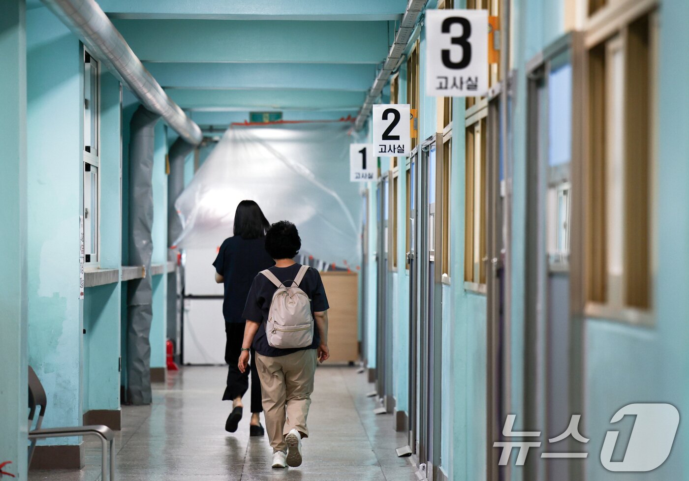 본문 이미지 - 11일 오전 서울 용산구 선린중학교에 마련된 2025년도 제2회 초등학교 졸업학력 검정고시 고사장에서 수험생들이 고사장으로 향하고 있다. 2026.8.11 ⓒ 뉴스1 최지환 기자