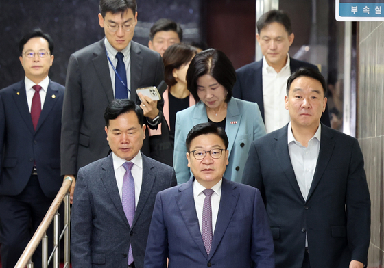 회의장으로 향하는 정점식 원내대표
